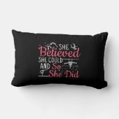 女性の体操 – 彼女は信じできる ランバークッション (裏面)