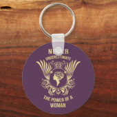 女性の力を決して過小評価しない キーホルダー (正面)