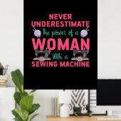 女性の力を裁縫機械で刺す ポスター (ホームオフィス)