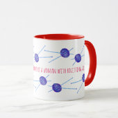 女性の力を過小評価してはいけない… マグカップ (正面右)