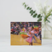 女性の回転会合の羽のダンス ポストカード (スタンド正面)