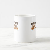 女性の場所は家と上院にある コーヒーマグカップ (中央)