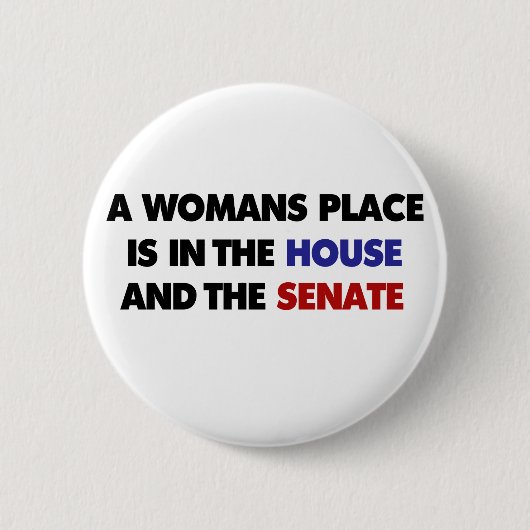 女性の場所は家と上院にある 缶バッジ (正面)