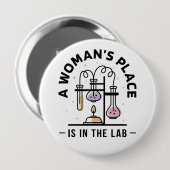 女性の場所は研究室にあり – STEMアート 缶バッジ (正面&裏面)