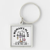 女性の場所は研究室にある – 科学フェミニスト キーホルダー (正面)