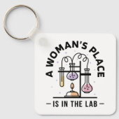 女性の場所は研究室にある – 科学フェミニスト キーホルダー (正面)