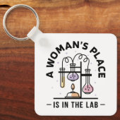 女性の場所は研究室にある – 科学フェミニスト キーホルダー (正面)
