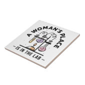 女性の場所は研究室にある – 科学フェミニスト タイル (側面)