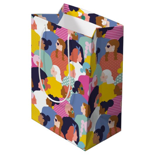 女性の多様性 – 民族の違う女性 ミディアムペーパーバッグ (裏面アングル)