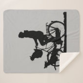 女性の女の子サイクリングと犬のおもしろいバイクアート シェルパブランケット (正面(横))