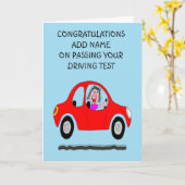 女性の幸せなドライバーが今、運転テストカードに合格しました カード (黄色い花)