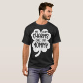 女性の幸運なチャームが私をママSt patricksDと呼ぶ Tシャツ (正面フル)