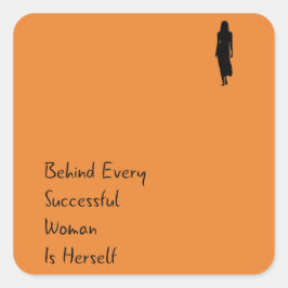 女性の後ろのエンパワメント引用文は彼女自身のステッカー スクエアシール