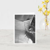 女性の手がドレス結婚をバックに結ぶ カード (黄色い花)