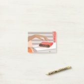 女性の手が目覚まし時計のスヌーズボタンを押す ポストイット (デスク上)