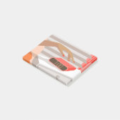 女性の手が目覚まし時計のスヌーズボタンを押す ポストイット (アングル)