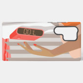 女性の手が目覚まし時計のスヌーズボタンを押す SAMSUNG GALAXYケース (裏面横)