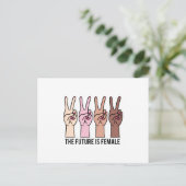 女性の手に平和のサイン ポストカード (スタンド正面)