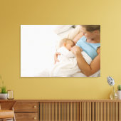 女性の授乳ベビーの高い角度 キャンバスプリント (インサイチュ (リビング))