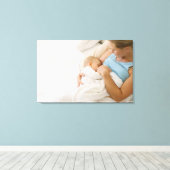 女性の授乳ベビーの高い角度 キャンバスプリント (インサイチュ (ウッドフロア))