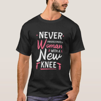女性の新しい膝代わりのSを決して過小評価しない Tシャツ