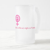 女性の権利は人権の曇らされたガラスのマグです フロストグラスビールジョッキ (正面右)