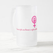 女性の権利は人権の曇らされたガラスのマグです フロストグラスビールジョッキ (正面左)