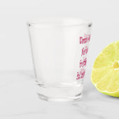 女性の欠点の多くの男性のみ2つのピンク文字の正方形 ショットグラス (左)