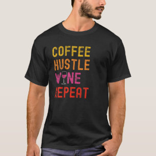 女性の母親に対してコーヒーの強いワインが繰り返しおもしろい勝つ Tシャツ