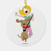 女性の漫画を引っ張っている犬 セラミックオーナメント (正面)