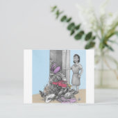 女性の物がクローゼットから落ちた ポストカード (スタンド正面)