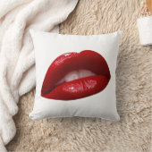 女性の甘美で赤い口紅の唇 クッション (ブランケット)