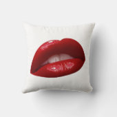 女性の甘美で赤い口紅の唇 クッション (裏面)