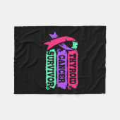 女性の甲状腺がんを克服した人のための外科的回復 フリースブランケット (正面(横))