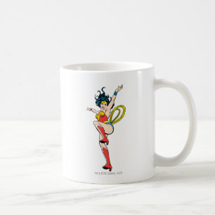 女性の疑問に思腕を挙げる コーヒーマグカップ