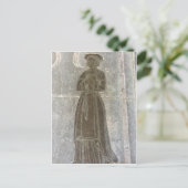 女性の真鍮の人形 ポストカード (スタンド正面)