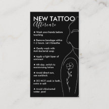 女性の肩の黒い花の新しいタトゥーのアフターケア