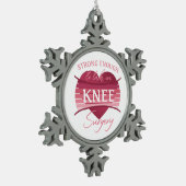 女性の膝外科の回復 スノーフレークピューターオーナメント (左)