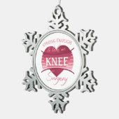 女性の膝外科の回復 スノーフレークピューターオーナメント (右)