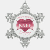 女性の膝外科の回復 スノーフレークピューターオーナメント (正面)