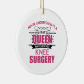 女性の膝外科の回復 セラミックオーナメント (右)