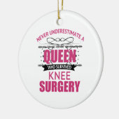 女性の膝外科の回復 セラミックオーナメント (左)
