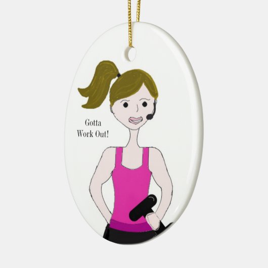 女性の茶色の髪の重さを持ち上げる作業を行う セラミックオーナメント (左)