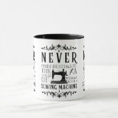女性の裁縫機の力 マグカップ (中央)