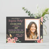 女性の誕生日パーティー写真花のラスティック招待状 招待状 (スタンド正面)