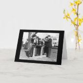 女性の警官および銃1914年 カード (黄色い花)