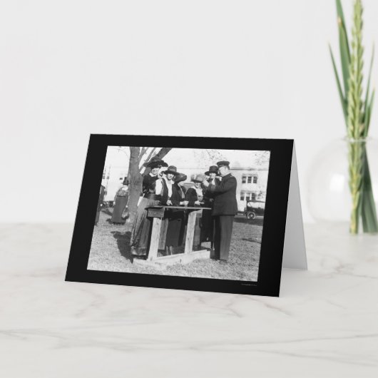 女性の警官および銃1914年 カード (正面)