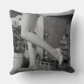 女性の踊り クッション (裏面)