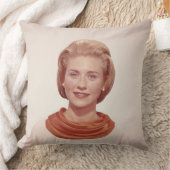 女性の身に着けているスカーフ クッション (ブランケット)