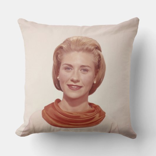 女性の身に着けているスカーフ クッション (正面)